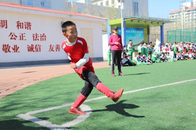 詹姆斯23+4+9浓眉21+12 湖人大胜送猛龙14连败